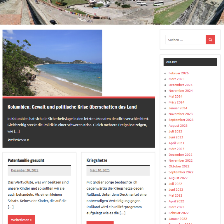 Reisen und Politik Strand mit klarem Wasser und grünem Ufer, sanfte Wellen am Sandstrand.